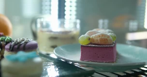 Délicieux Gâteaux Colorés Gâteau Rose Macarons Colorés Exposés Images Haute — Video