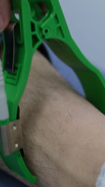 Hemşire Erkek Hastayı Ekg Testine Hazırlıyor Klinik Hastanesi Sağlığı Izliyor — Stok video