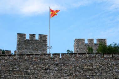 Makedonya 'nın kuzeyindeki Üsküp kentinde seyahat yürüyüşleri yapan müzelerin merkezindeki binalar görülüyor. Şehirdeki gerçek hayat ilkbahar, bahar, yaz mevsimi...