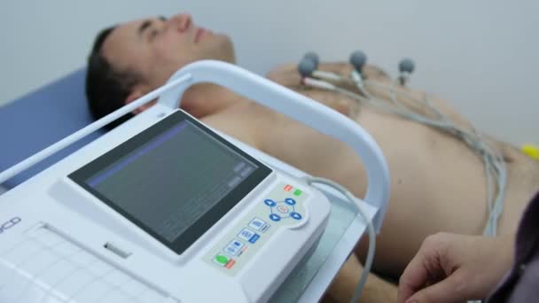 护士帮助男性病人准备心电图检查 诊所医院监测健康 — 图库视频影像