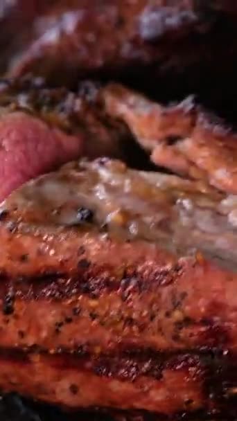 Κομμένο Κρέας Ψητό Μοσχάρι Μαχαίρι Τεμαχίζοντας Μαγειρεμένο Βόειο Κρέας Κομμάτια — Αρχείο Βίντεο