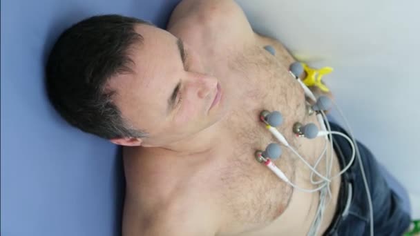 Infermiera Che Prepara Paziente Maschile Test Ecg Clinica Ospedale Monitora — Video Stock