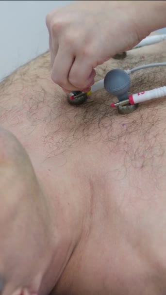 Infermiera Che Prepara Paziente Maschile Test Ecg Clinica Ospedale Monitora — Video Stock