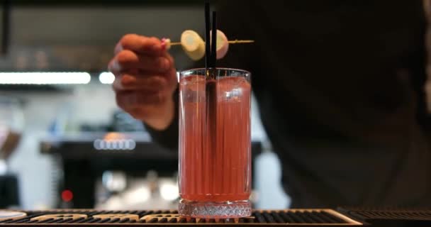 Barista Dekoriert Marshmallows Schöne Rote Getränk Einem Glas Mit Eis — Stockvideo