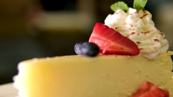 Φράουλα Cheesecake Σερβίρεται Στο Πιάτο Dim Ξύλινο Τραπέζι Εγκατάσταση Βίντεο — Αρχείο Βίντεο