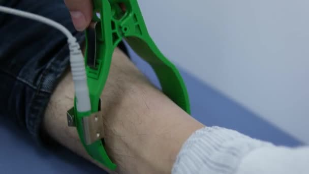 Νοσοκόμα Προετοιμασία Αρσενικό Ασθενή Για Ηκγ Δοκιμή Κλινική Νοσοκομείο Παρακολουθεί — Αρχείο Βίντεο