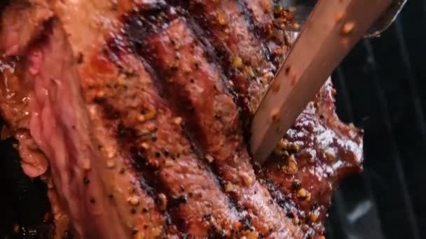 Bife Cozinhar Grill Slow Motion Cortar Carne Médio Raro Fogo — Vídeo de Stock