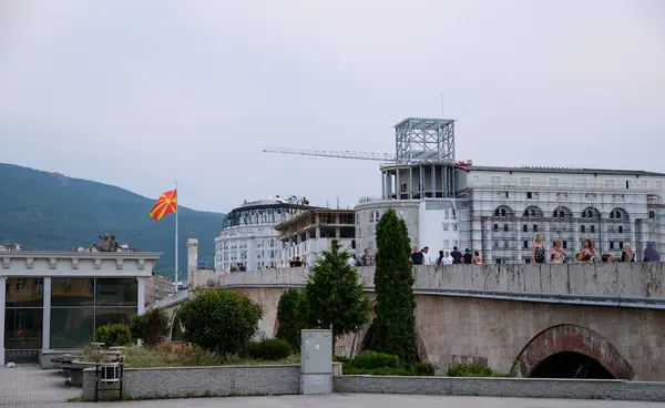 Makedonya 'nın kuzeyindeki Üsküp kentinde seyahat yürüyüşleri yapan müzelerin merkezindeki binalar görülüyor. Vardar Nehri çevresindeki yeni ve tarihi binalar