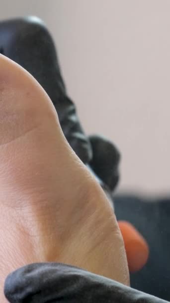 Close Mão Manicure Corte Pele Seca Dedos Mulher Usando Garras — Vídeo de Stock