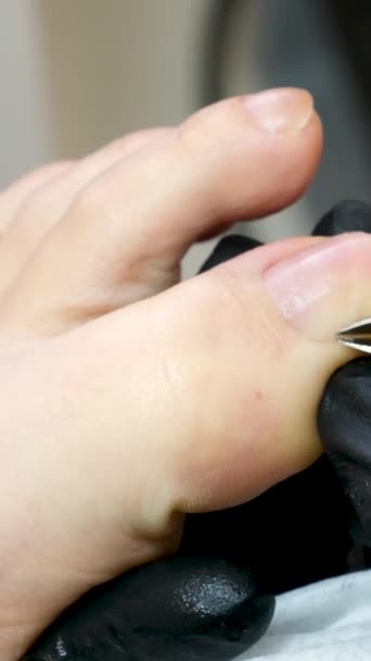 Close Mão Manicure Corte Pele Seca Dedos Mulher Usando Garras — Vídeo de Stock