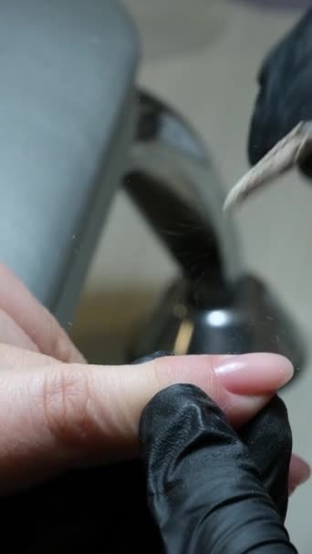 Manikür Keskisi Kullanarak Tırnakları Temizliyorum Makro Yakın Plan Jel Manikür — Stok video