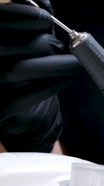 Крупним Планом Знімок Жінки Нігтьовому Салоні Який Отримує Манікюр Від — стокове відео