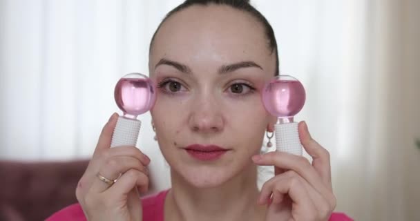 Žena Masíruje Obličej Chladnoucí Obličejové Válce Ledové Koule Obličejový Model — Stock video