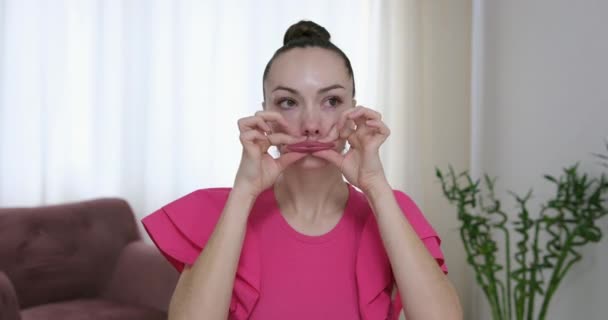 Женщина Массирует Лицо Охлаждающими Роликами Лица Ледяные Глобусы Модель Лица — стоковое видео
