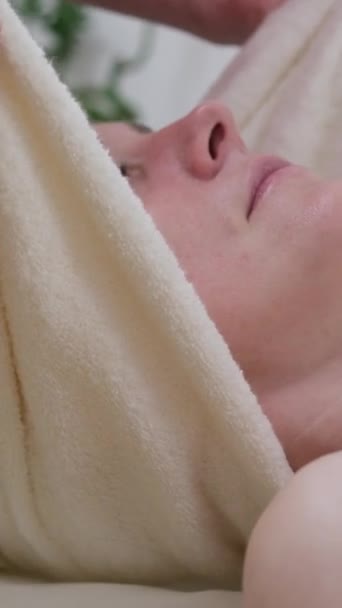 Wellness Wellness Und Gesichtsmassage Für Frauen Schönheitssalon Zum Entspannen Ruhe — Stockvideo