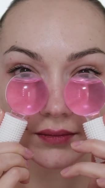 Mujer Masajeando Sus Rodillo Faciales Refrescantes Globos Hielo Modelo Facial — Vídeos de Stock