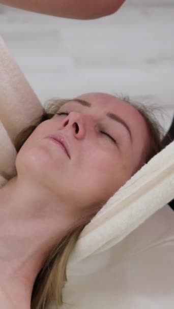 Güzellik Kaplıca Kadın Dinlenmek Için Güzellik Salonunda Yüz Masajı Yaptırıyor — Stok video