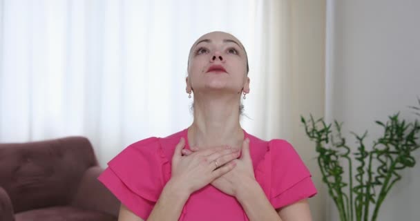 Γυναίκα Κάνει Μασάζ Στο Πρόσωπο Της Δροσιστικά Ρολά Παγωμένες Σφαίρες — Αρχείο Βίντεο
