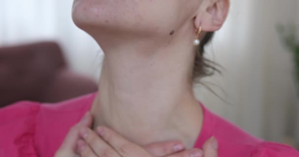 女人按摩她的脸冷却的脸滚筒冰球 面部模型显示与手指在瘦下巴和脖子上 面部按摩和整形手术 高质量的 — 图库视频影像