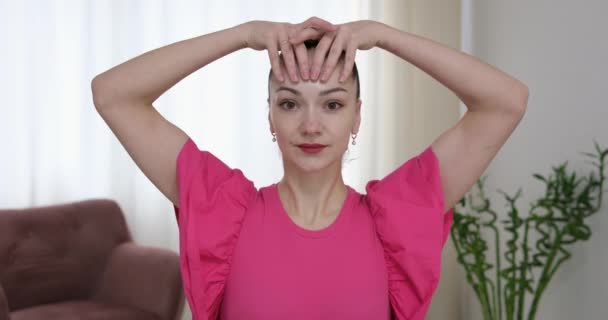 Mujer Masajeando Sus Rodillo Faciales Refrescantes Globos Hielo Modelo Facial — Vídeos de Stock