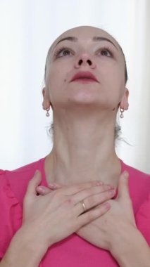 Jimnastik yapan kadın yüzüne masaj yapıyor yüz soğutucu buz küresi. Slim Chin ve Neck 'te parmak izi var. Yüz masajı ve estetik cerrahi. Yüksek kalite