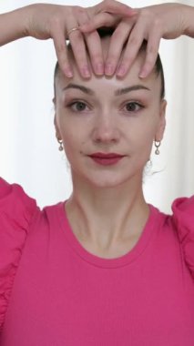 Jimnastik yapan kadın yüzüne masaj yapıyor yüz soğutucu buz küresi. Slim Chin ve Neck 'te parmak izi var. Yüz masajı ve estetik cerrahi. Yüksek kalite