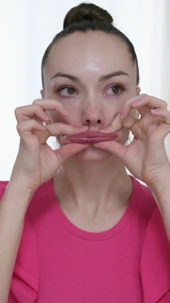 Ginástica Mulher Massageando Seu Rosto Esfriando Rolos Rosto Globos Gelo — Vídeo de Stock