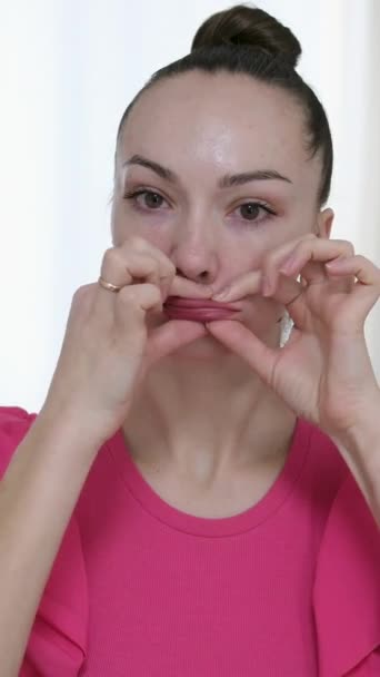 体操女人按摩她的脸冷冰冰滚筒冰球 面部模型显示与手指在瘦下巴和脖子上 面部按摩和整形手术 高质量的 — 图库视频影像