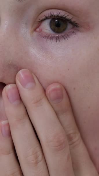 Gymnastik Kvinnan Masserar Ansiktet Kylande Ansikte Rullar Glober Ansiktsmodell Visar — Stockvideo
