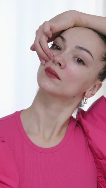 体操女人按摩她的脸冷冰冰滚筒冰球 面部模型显示与手指在瘦下巴和脖子上 面部按摩和整形手术 高质量的 — 图库视频影像