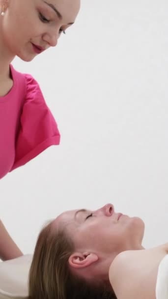 여성들은 미용실에서 긴장을 마사지를 있습니다 평화롭고 스러운 스트레스 완화를 마사지 — 비디오