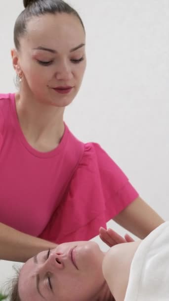Kesejahteraan Spa Dan Wanita Mendapatkan Pijat Wajah Salon Kecantikan Untuk — Stok Video