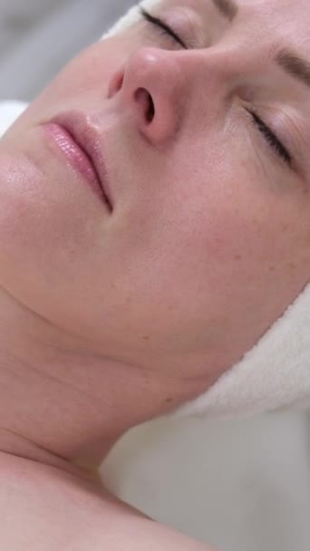 Bienestar Spa Mujer Recibiendo Masajes Faciales Salón Belleza Para Relajarse — Vídeo de stock