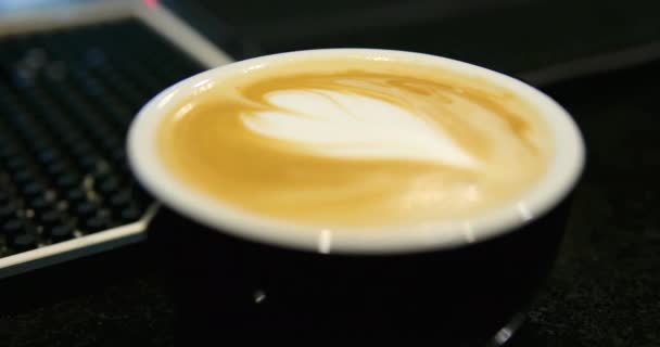 Καφέ Αφρό Γάλακτος Latte Art Μοτίβο Υψηλής Ποιότητας Πλάνα — Αρχείο Βίντεο