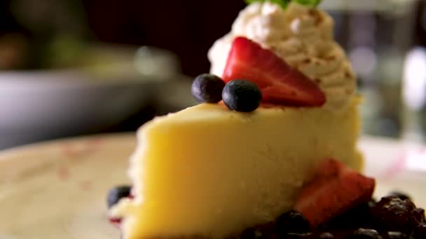 白い背景にイチゴが入ったおいしいチーズケーキ 高品質の4K映像 — ストック動画