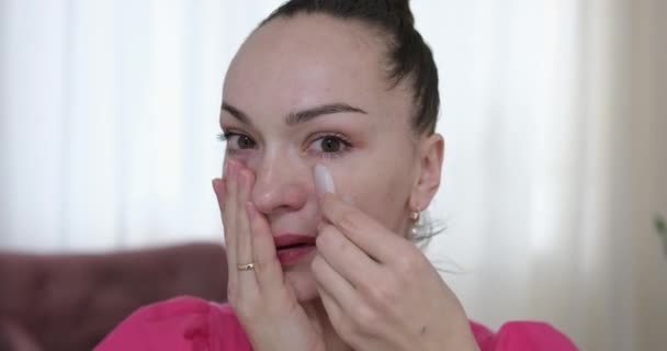 Cosmetologista Limpa Rosto Uma Bela Mulher Caucasiana Com Discos Especiais — Vídeo de Stock
