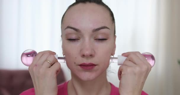 Trattamento Spa Massaggio Viso Giada Rosa Maschera Cosmetica Coreana Idratante — Video Stock