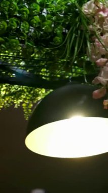 Açık yeşil duvarın karşısında bir kafede bir lamba. Yüksek kalite 4k görüntü