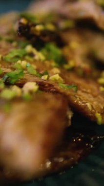Baharatlı uskumru balığı körili ve pirinçli Kerala, Goan kırmızı körili balığı, Hint soslu Bengali balıklı masala 4K yavaş çekim video görüntüleri Kolkata, Hindistan Sri Lanka Lanka yemeği. Yüksek kalite