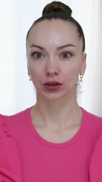 一个黑发女人做面部运动来塑造嘴唇 减少下垂的皮肤 改善嘴唇肌肉的形象 高质量的4K镜头 — 图库视频影像