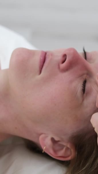 Massagem Queixo Mulher Jovem Durante Massagem Cara Salão Beleza Imagens — Vídeo de Stock