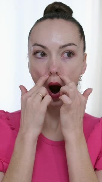 给患有急性疼痛的年轻女性的近照 按摩她的鼻梁 蓝色工作室背景 高质量的4K镜头 — 图库视频影像