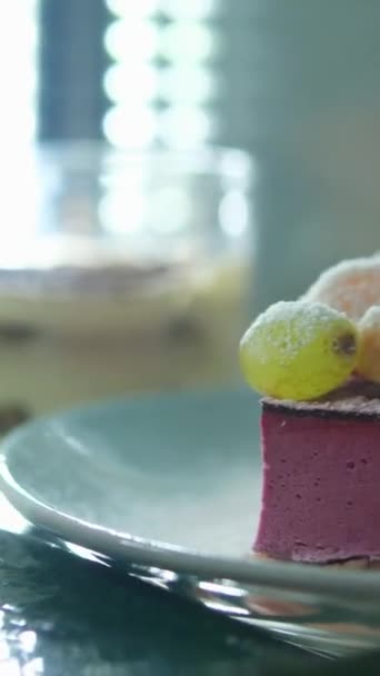 Délicieux Gâteaux Colorés Gâteau Rose Macarons Colorés Exposés Images Haute — Video