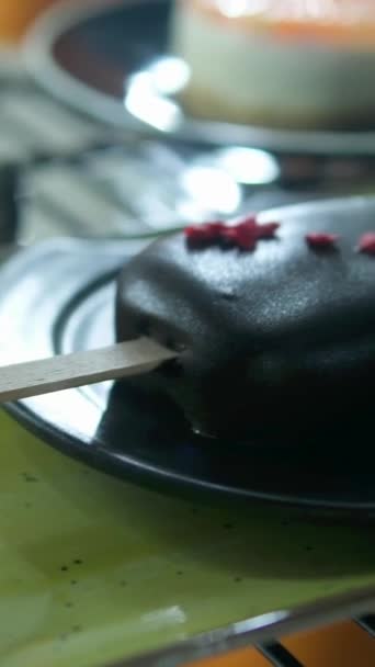 Etalage Van Een Restaurant Ijs Chocolade Taart Met Druiven Mandarijn — Stockvideo