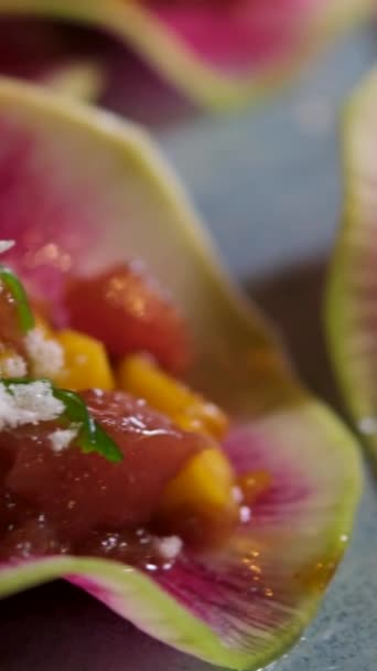 Servindo Salada Pétalas Rabanete Vermelho Corte Vegetal Parecem Com Corações — Vídeo de Stock