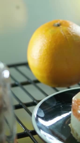 Vitrine Kühlschrank Köstliche Mandarine Dessert Torte Gläsern Karamellkuchen Tiramisu Auf — Stockvideo