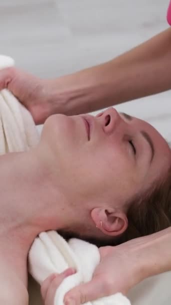 Boyun Masajı Yapan Kadın Spa Merkezinde Kafa Masajı Yaptırıyor Kadın — Stok video