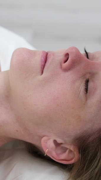 Mulher Recebendo Uma Massagem Facial Salão Beleza Estética Imagens Alta — Vídeo de Stock