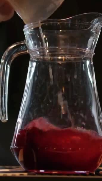 Wlewanie Cukru Garnka Gorącą Parzoną Herbatą Mieszanie Jej Proces Robienia — Wideo stockowe