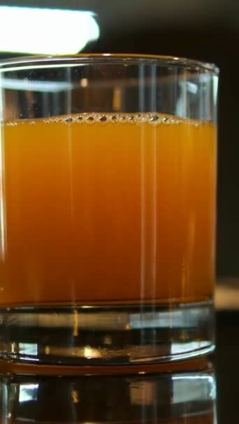 Die Spitze Eines Mit Frischem Orangefarbenem Wasser Gefüllten Glases Mit — Stockvideo